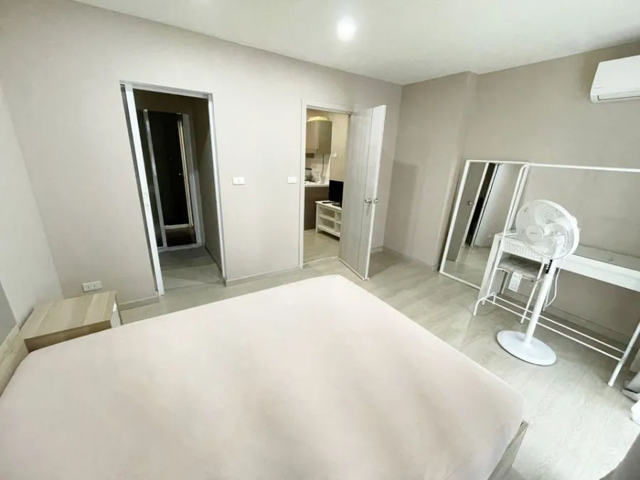 For rent, The Elegant Ladprao, 1 room on the edge of the tree view, very shady. Well decorated room with Walk-in Closet. Book now.