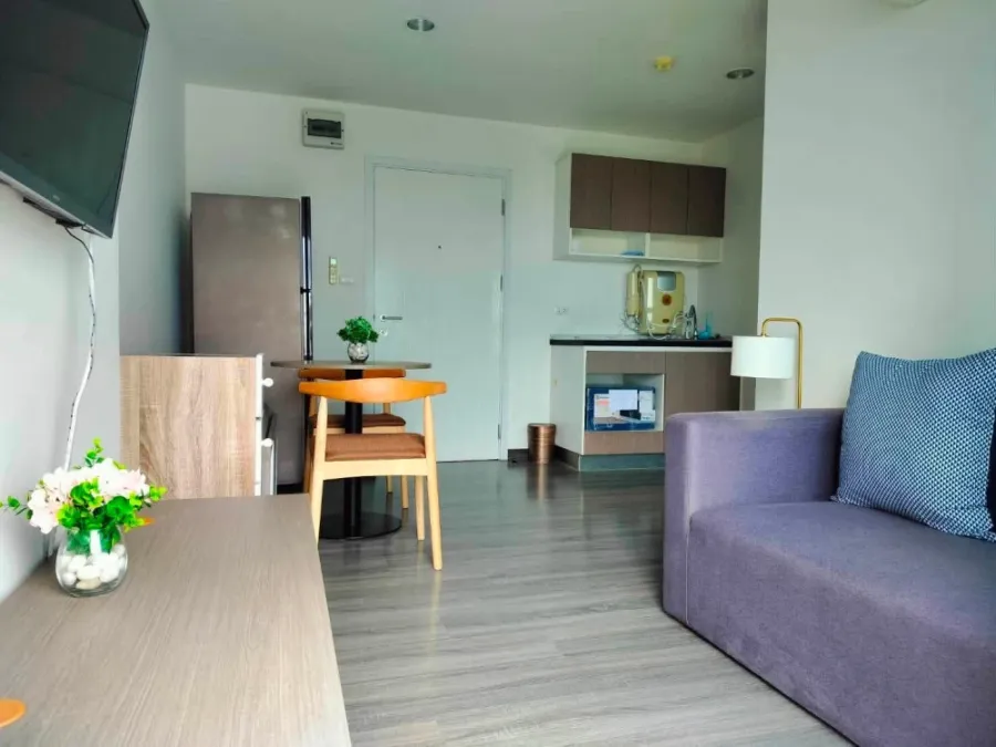 For rent: The Trust @ BTS Erawan, 1 bedroom, 1 bathroom, fully furnished. Convenient location. Book now!