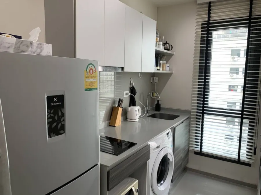 Urgent sale !! Condo Sentric Ratchada-Huai Khwang Complete furniture Swimming pool view, convenient to travel, do not miss !!