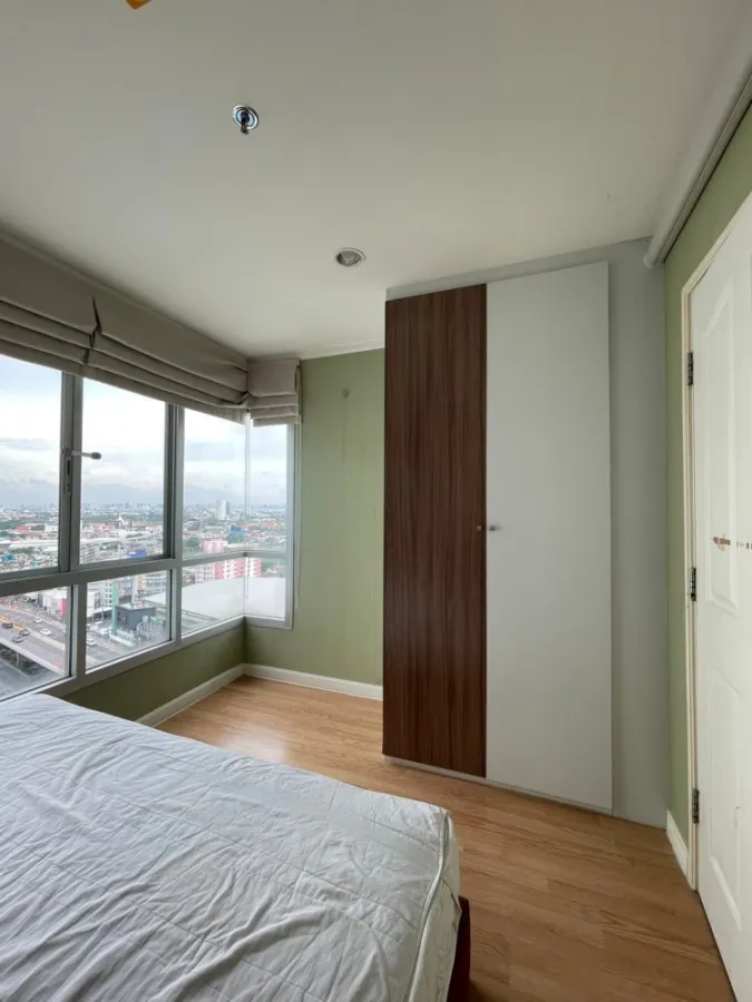 For rent, Lumpini Ville Chaengwattana-Pak Kret, corner room, private, with good wallpaper. If interested, reserve now quickly.