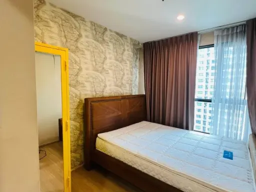 Selling a great unit at The Base Chaengwattana. It's fully furnished, a quiet corner unit – don't miss this opportunity! Book now!