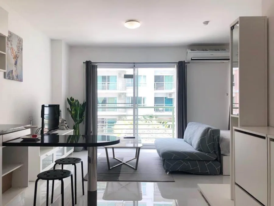 For rent, Phahon Metro, 3rd floor room, pool view, not hot, white room, clean, comfortable to the eye. You're already at ease. You can't miss it. Book