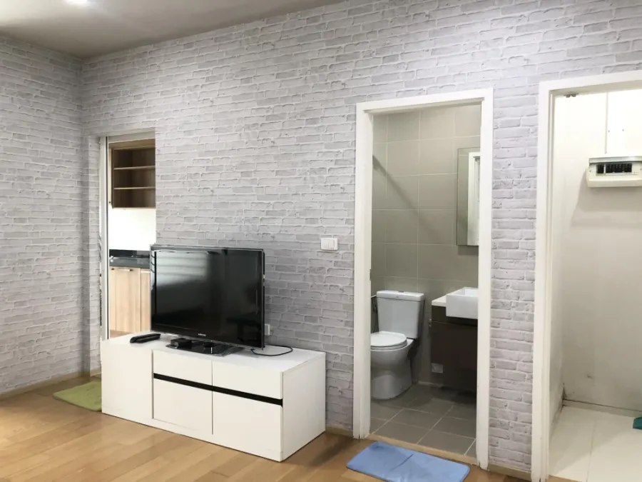 For rent: Hive at Sathorn, room on the 19th floor, separated by sliding glass doors, making the room spacious, wallpapered throughout the room, must b