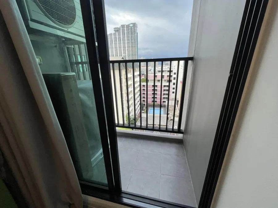 For rent, Knightsbridge Collage, Ramkhamhaeng, high ceiling. Pool view, nice room. If interested, hurry up and reserve now. Don't miss it.