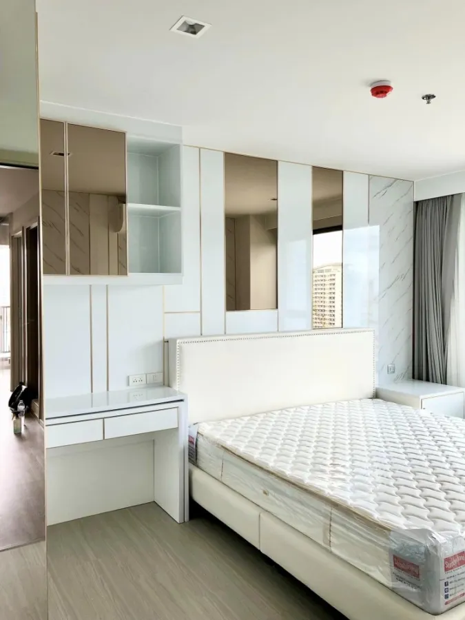 Condo for sale/rent, Life Lat Phrao, decorated with built-in marble patterns, high floor, east facing, just come and move in.