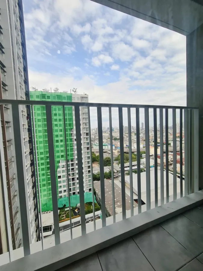 Condo for sale, rent, The Key Sathorn - Charoenrat, decorated with built-in marble pattern. Genuine leather sofa, very comfortable to sit on. Book now