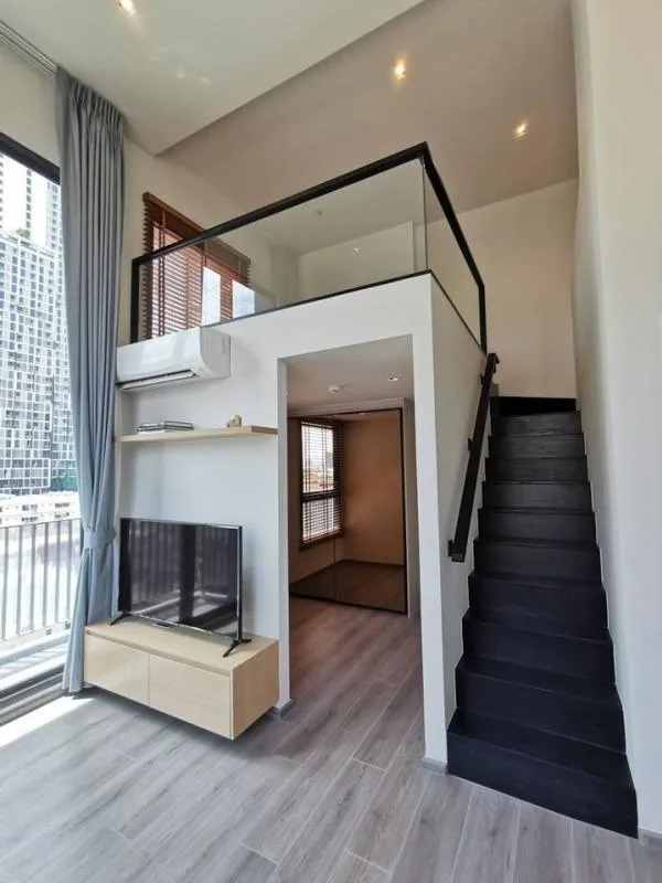 For sale / rent The Reserve Phahon-Pradipat. Beautifully decorated with built-in, corner room, 2 sides view, high mirror makes the room wide.