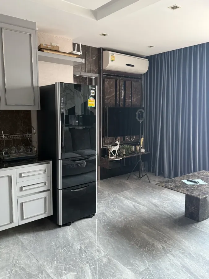 For rent: Quinn Ratchada 17, beautifully decorated room, built-in marble patterned walls, fully furnished, book now.