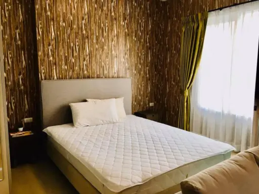 Decorate the room in loft style, use orange lights to feel warm. Rent at Chapter One Eco Ratchada-Huay Kwang. Don't miss it!!