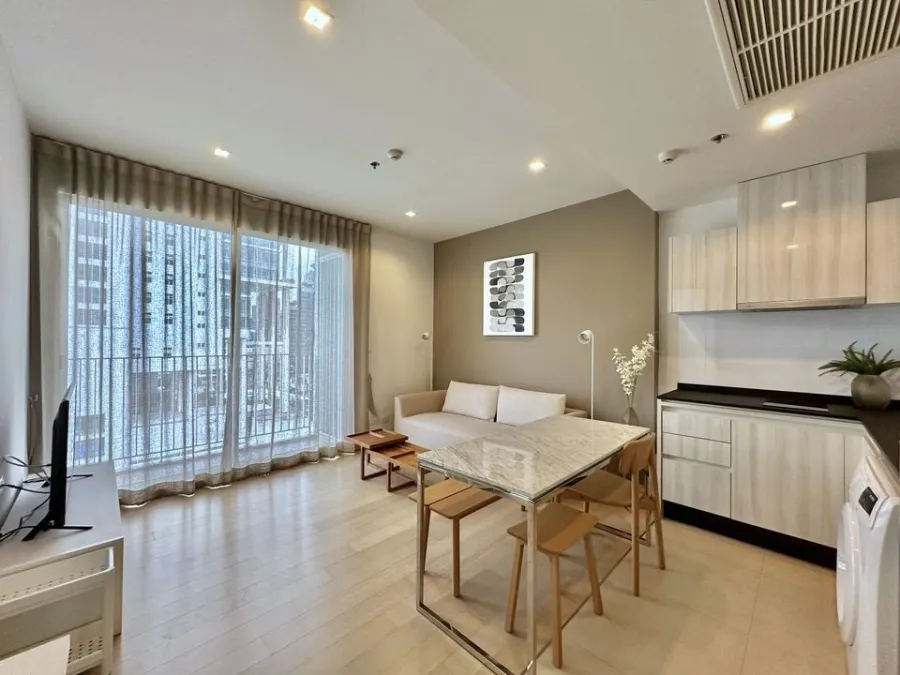 For sale: HQ Thonglor, 16th floor, very spacious room. Decorated in minimalist style Simple and pleasant You can reserve first, get it first.