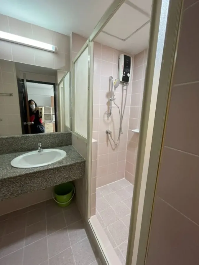 For rent: Phayathai Place, studio room with high-quality built-in wardrobe. Convenient location. Don't just look, book it!