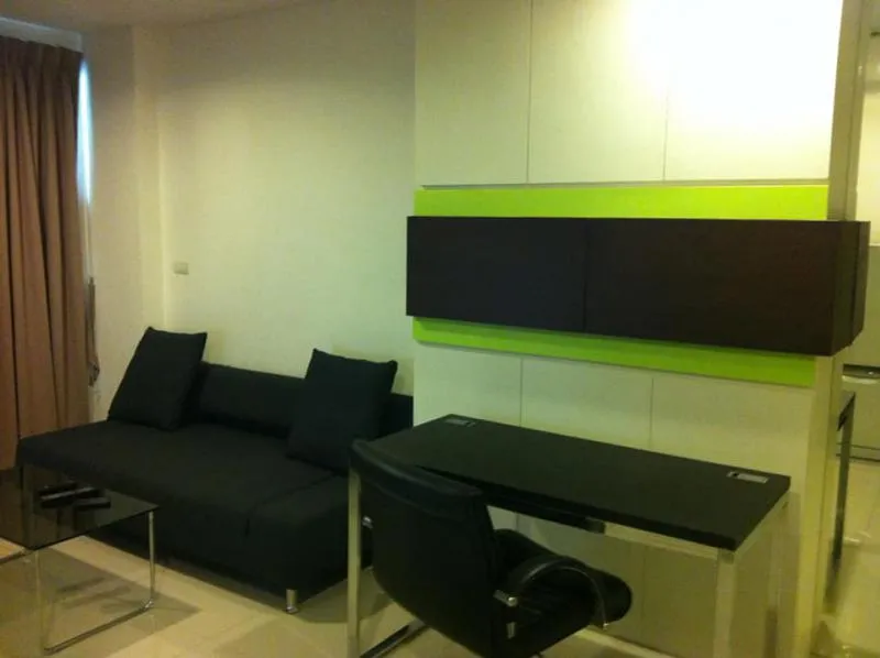 For rent voque sukhumvit 16 fully furnished Private washing machine, not hot room, cheap rental price, ready to move in.