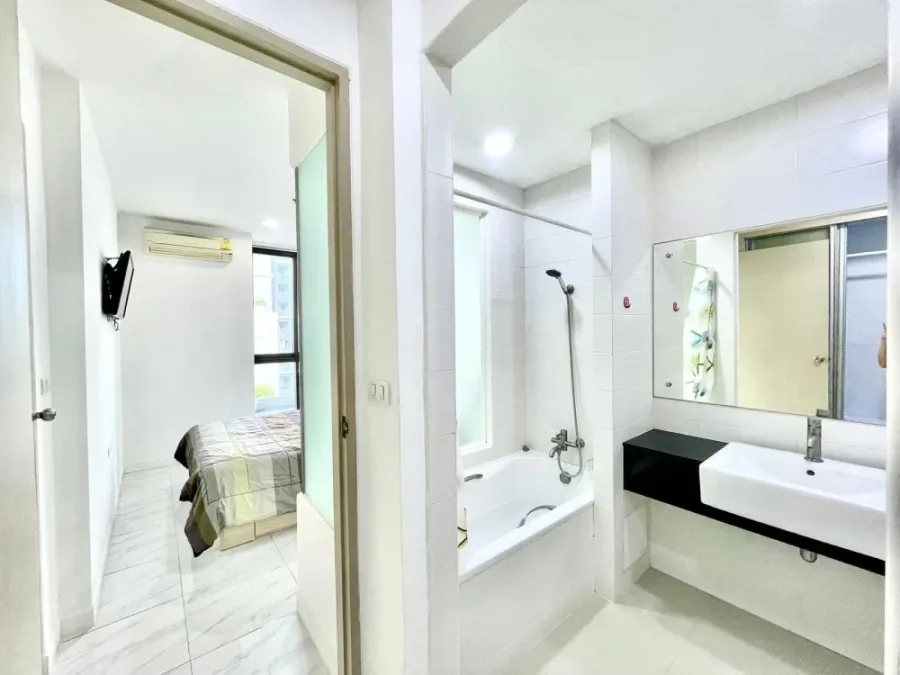 For rent: Ideo Ratchada - Huai Khwang, 17th floor, high view, comes with a very good price. You must not miss it.