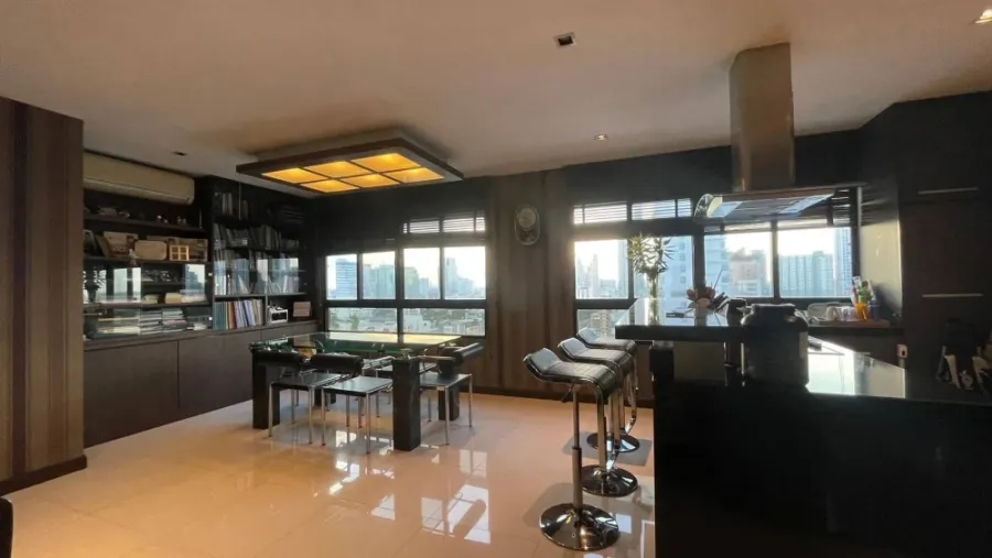 Selling a very spacious 3-bedroom, 3-bathroom condo at Lumpini Ville Phahol-Sutthisarn, complete with built-in furniture. Book now!