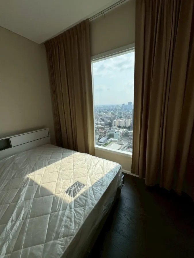 Spacious and comfortable rooms for rent at The Saint Residences. High floor. Book now! Don't miss out!