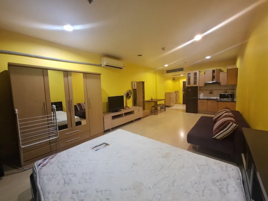 For rent: The Platinum, great city view, clear view of Bay View, very bright yellow room, interested in booking now.
