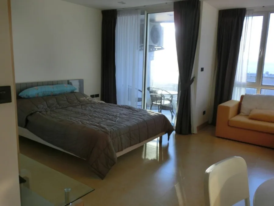 For sale: The Cliff (South Pattaya), studio room, quiet, pool and sea view. You can own it.