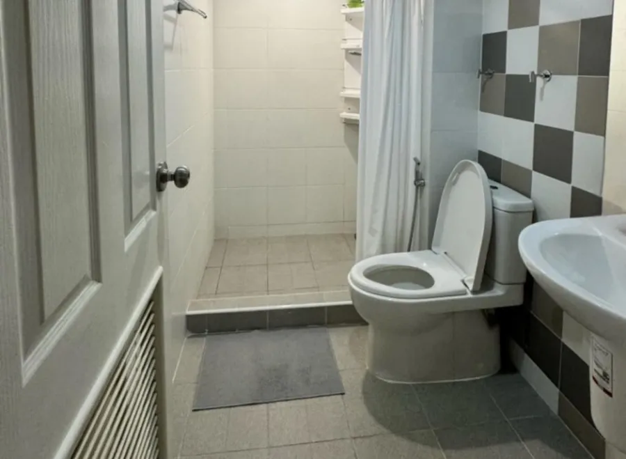 For sale: The Niche ID Lat Phrao - Wang Hin. Good price! Swimming pool view, top floor, quiet, no traffic noise. Must book.