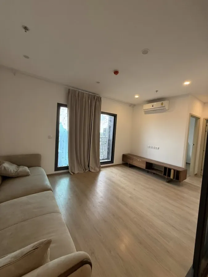 For rent: Life Rama 4 - Asoke, 18th floor, plenty of usable space, comfortable living, not cramped, in a great location.