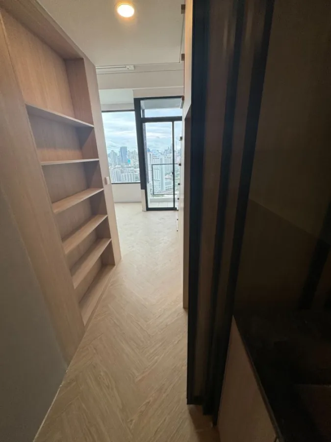 Sell ​​Condo Landmark at MRT Station, 19th floor, Building B Sell empty room, good location, convenient transportation, don't miss