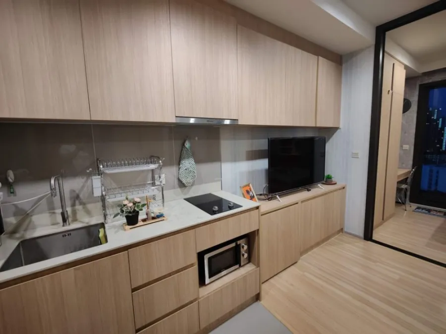 For rent M Jatujak, Building A, 18th floor, has a beautiful city view. Plus, the wall is attached to the wall around the room. Do not book, regret ins