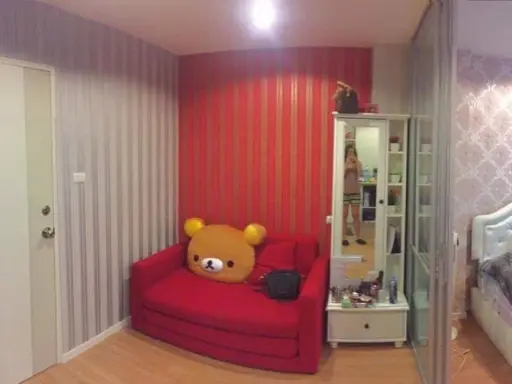 For sale Lumpini Ville On Nut-Phatthanakan. Fully decorated with wallpaper, fully furnished, very good price, book now.