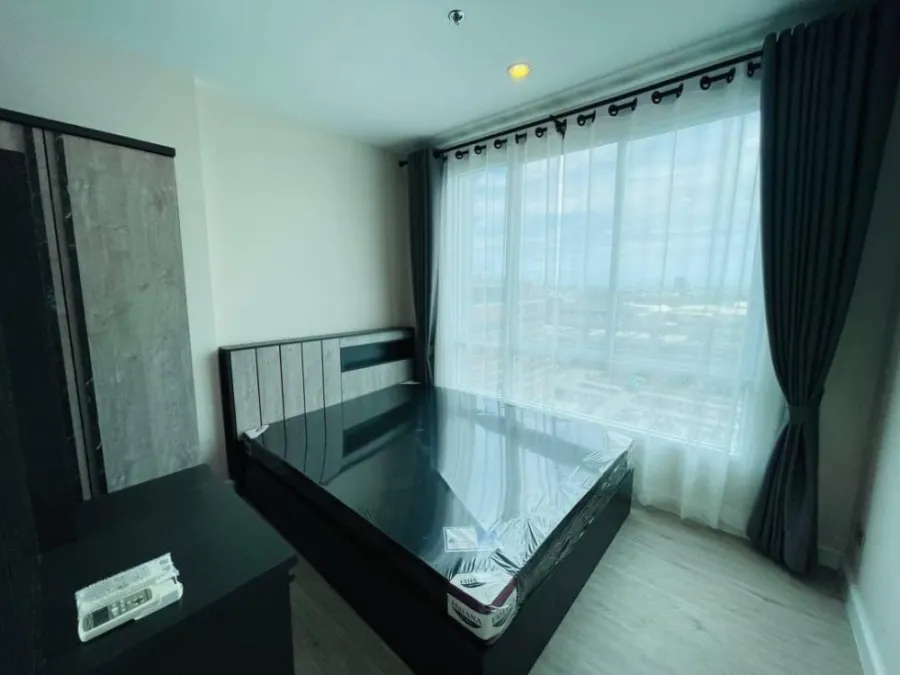 For rent, The Sky Sukhumvit, condo in the heart of the city, beautiful view, very good atmosphere, open and airy room, very comfortable for the eyes.