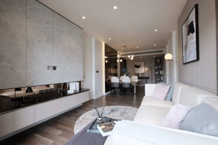 For rent MUNIQ Sukhumvit 23, room decorated in LUXURY style, very livable, beautiful and really good. Book now.