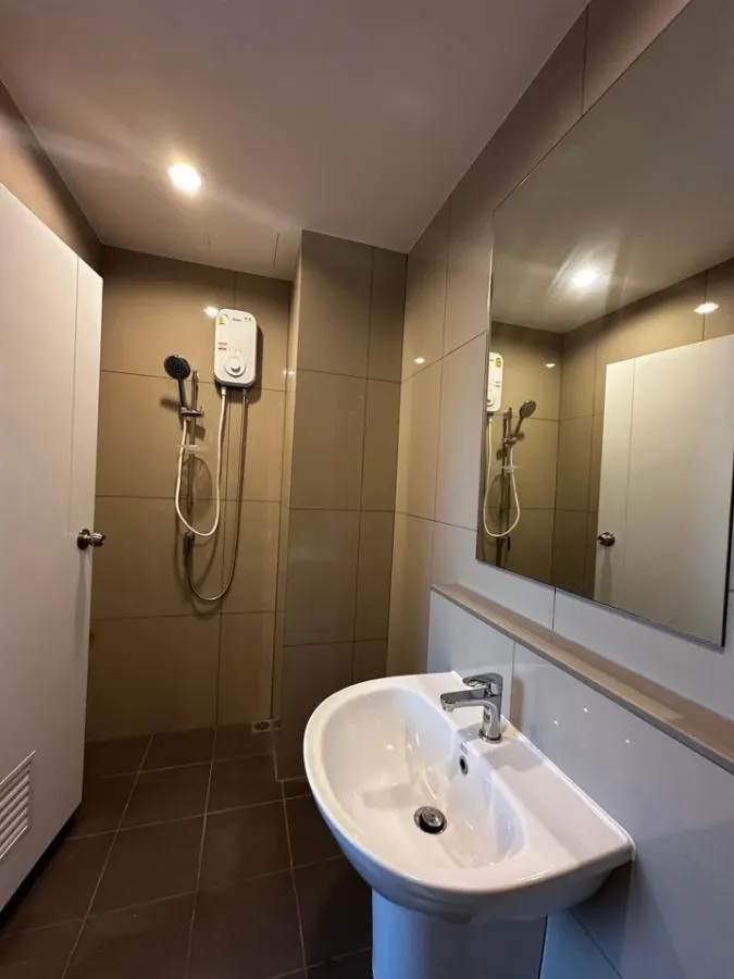 For rent: The Tree Huamark Interchange, good view, high floor, 25th floor, last corner room, bedroom not connected to other rooms, move in now, don't