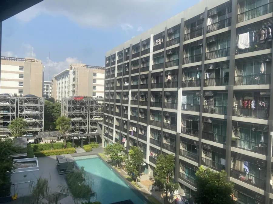 ขาย เอ สเปซ มี สุขุมวิท 77 ชั้น 5 ห้องติดวอลเปเปอร์อย่างดี ได้วิวสระน้ำ แต่งครบพร้อมอยู่ จองเลย