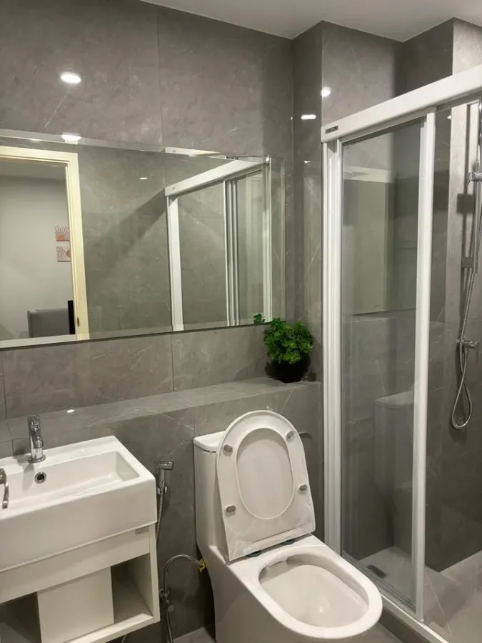 For rent: Blue Sukhumvit 89, well-separated room, great price, just bring your suitcase and move in.