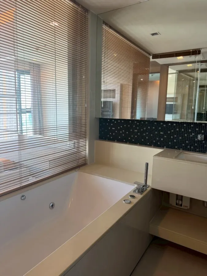 Condominium for rent in the heart of the city – The Address Sathorn. 1-bedroom unit with a bathtub, east-facing view, and convenient transportation.