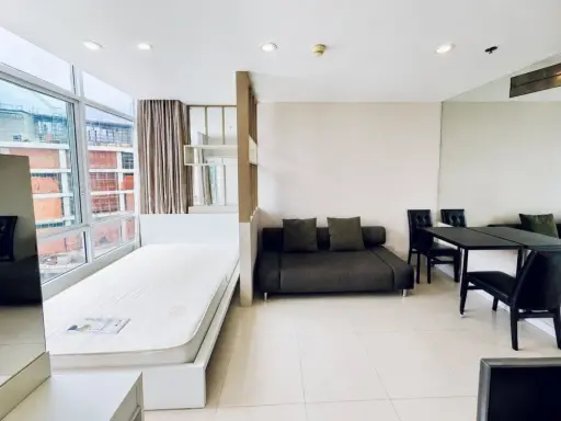Selling a corner unit on the 19th floor of The Sky Sukhumvit. It's quite private with views of Bangkok Mall and a separate kitchen. Book now!
