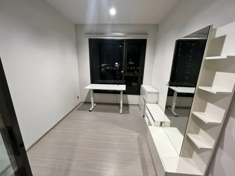 For rent: Life Asoke Rama 9, spacious room. Usable space remaining You have to hurry and reserve it before you miss out on the good stuff.
