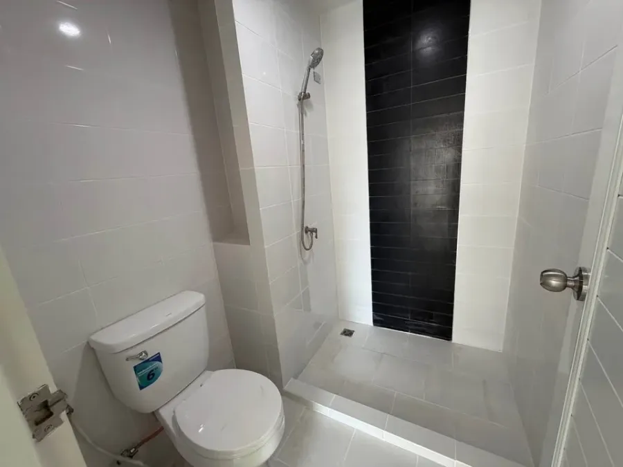Smart Watcharapol Condo for sale, Building B, on the main road. Beautifully wallpapered throughout, modern minimalist style. Ready to move in,
