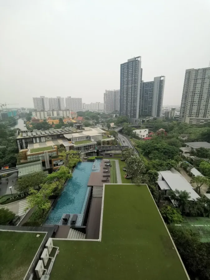 ขาย ให้เช่า The Base Park West (Rare Item) ห้องมุมดีที่สุดของชั้น วิวสระ