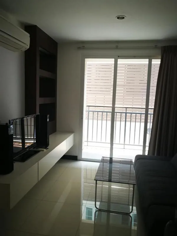 For rent voque sukhumvit 16 fully furnished Private washing machine, not hot room, cheap rental price, ready to move in.