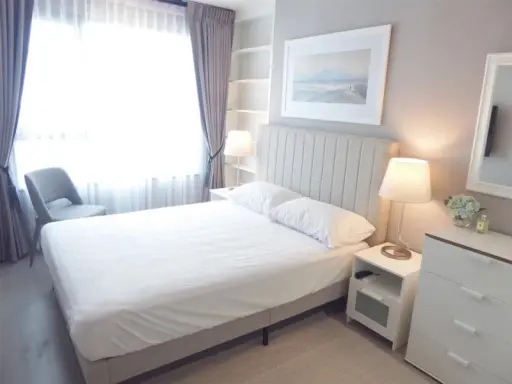 The room is very beautiful!! Use white and gray to give warmth and luxury. It also looks airy. Rent at Life Ladprao, book now! images