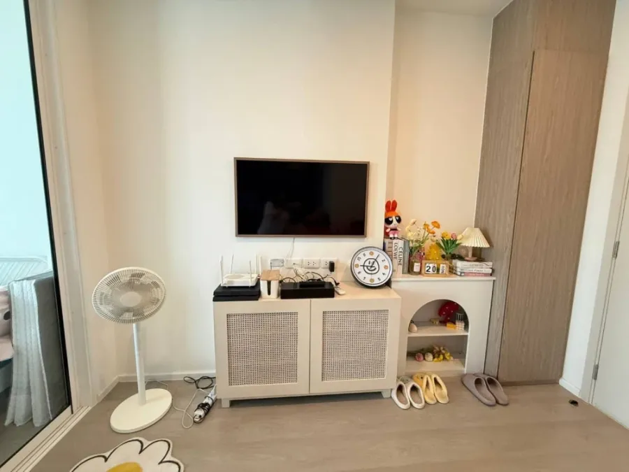 For sale: De Lapis Charan 81, 14th floor, partitioned room, fully furnished, reserve now, don't miss out.