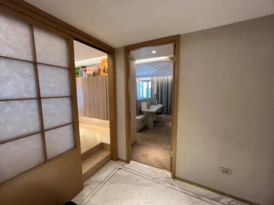 For sale: Le Raffine Sukhumvit 24, very large room with private swimming pool, home-like atmosphere, buy and move in immediately.