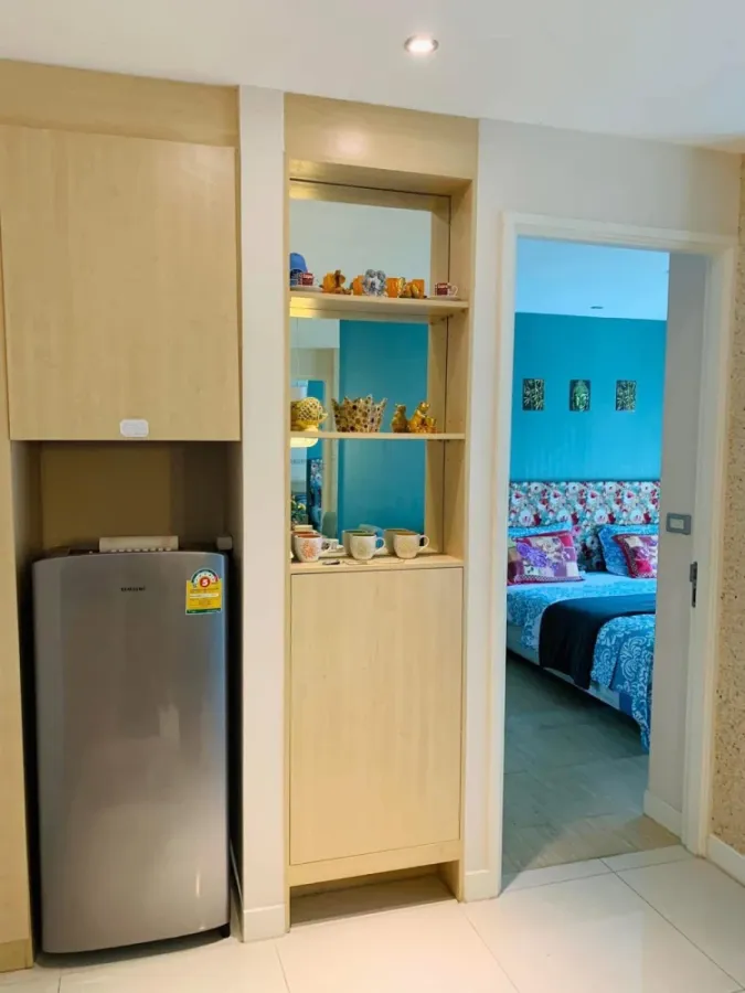 ขาย Grande Caribbean Resort Pattaya ห้องน่าอยู่ ตกแต่งคุมโทน เฟอร์ครบครัน เห็นวิวสระ จองเลย
