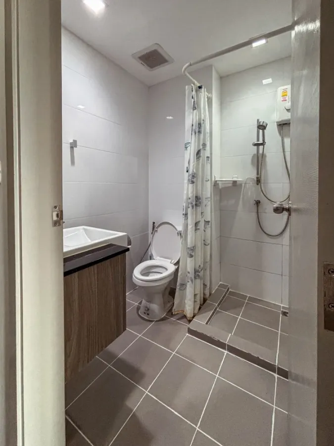 For rent: Chapter one Mid Town Ladprao 24, 24 rooms decorated in a nice tone, with a clear, open city view, not blocked. Don't miss it.