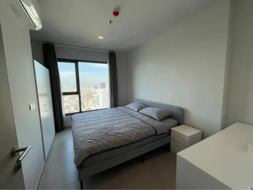 For rent: Life Asoke-Rama 9, room on the 42nd floor, highest floor, with a stunning city view, fully furnished, ready to move in.