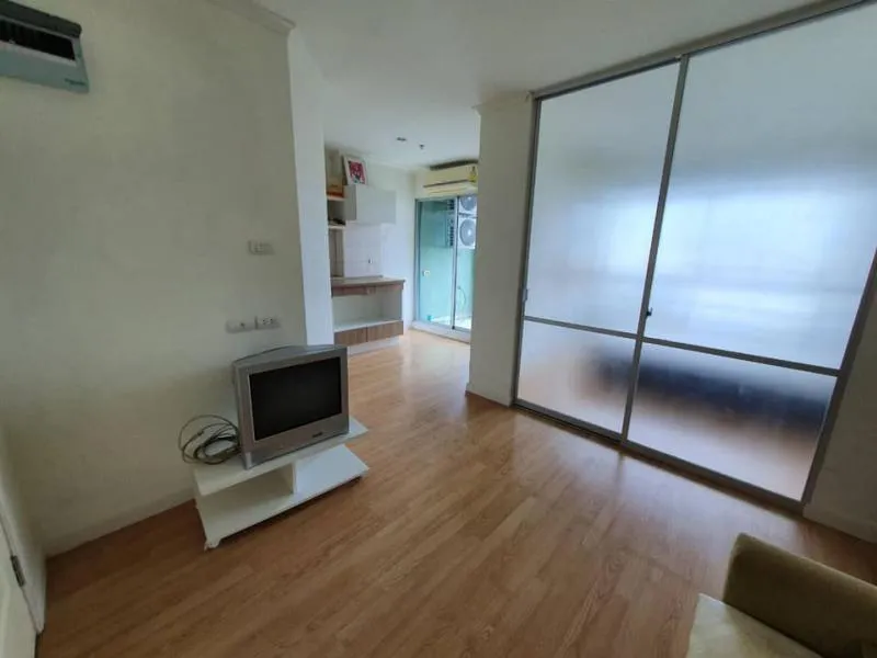 For rent, Lumpini Ville Ladprao-Chokchai 4, spacious room, fully furnished, condo on the main road, convenient to travel. If interested, don't miss it.