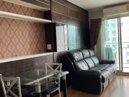 For rent Lumpini Park Rama 9-Ratchada. Super chill swimming pool view Decorate the entire room with built-ins The room number is very beautiful. Book images