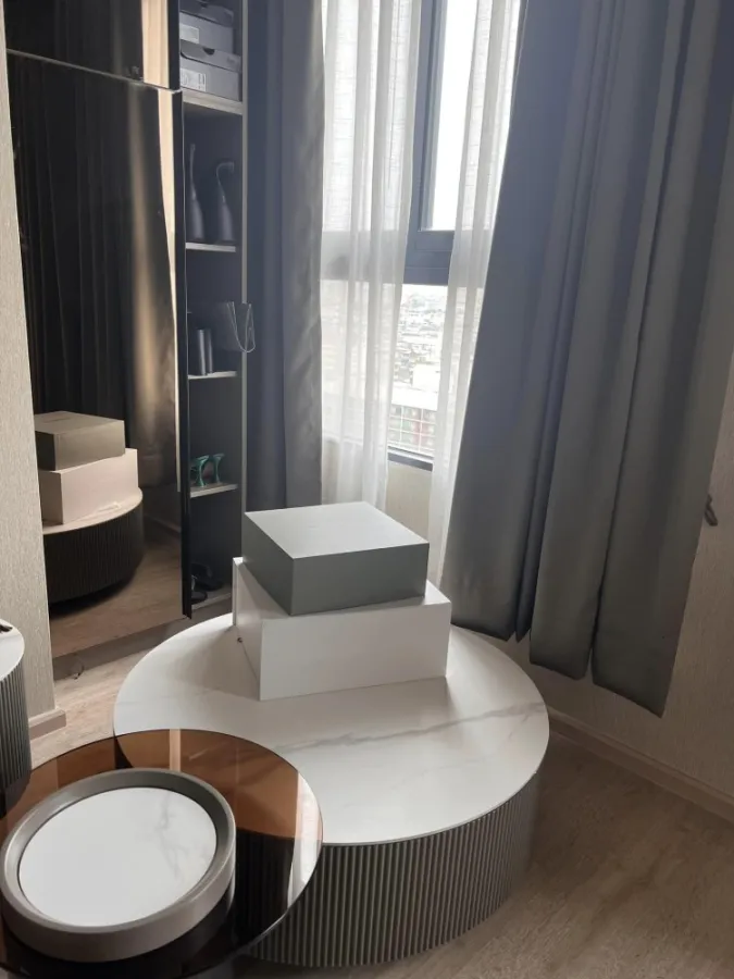 For sale Ideo Sathorn-Wongwian Yai. The room is decorated with simple, elegant furniture that looks expensive. Don't just look, reserve quickly.
