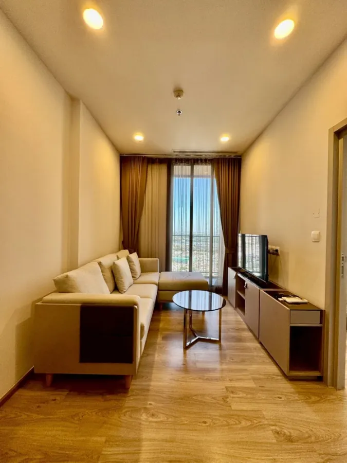 For rent: Oka Haus Sukhumvit 36, 38th floor, fully furnished unit. Book now! Don't miss out! Act fast!