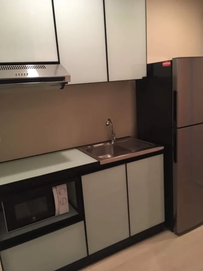For rent, The Cube Plus Chaengwattana, corner room, very private Built-in furniture in bright blue color. Hurry up to move immediately.