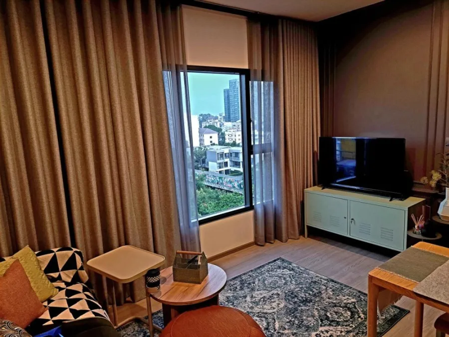 For Rent The Base Phetchaburi-Thonglor very beautiful decorated room furniture Install wallpaper throughout the room. Book now.