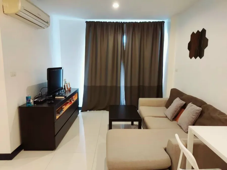 For rent: Voque Sukhumvit 16. Great location, great price, spacious rooms. Book now!